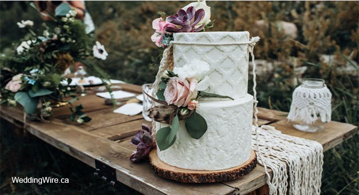 How to Use Nature's Bouquets to Decorate Your Rustic Wedding Cakes
